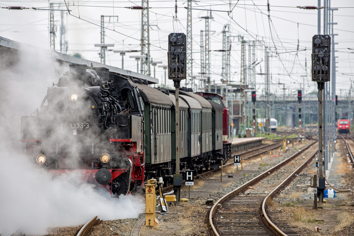Der Historische Sonderzug mit den Lok’s der BR 86 als Zuglok und der BR 112 als Schlusslok sind vom  Bahnsteig 6 in Stralsund mit viel Dampf abgefahren. - 05.08.2016