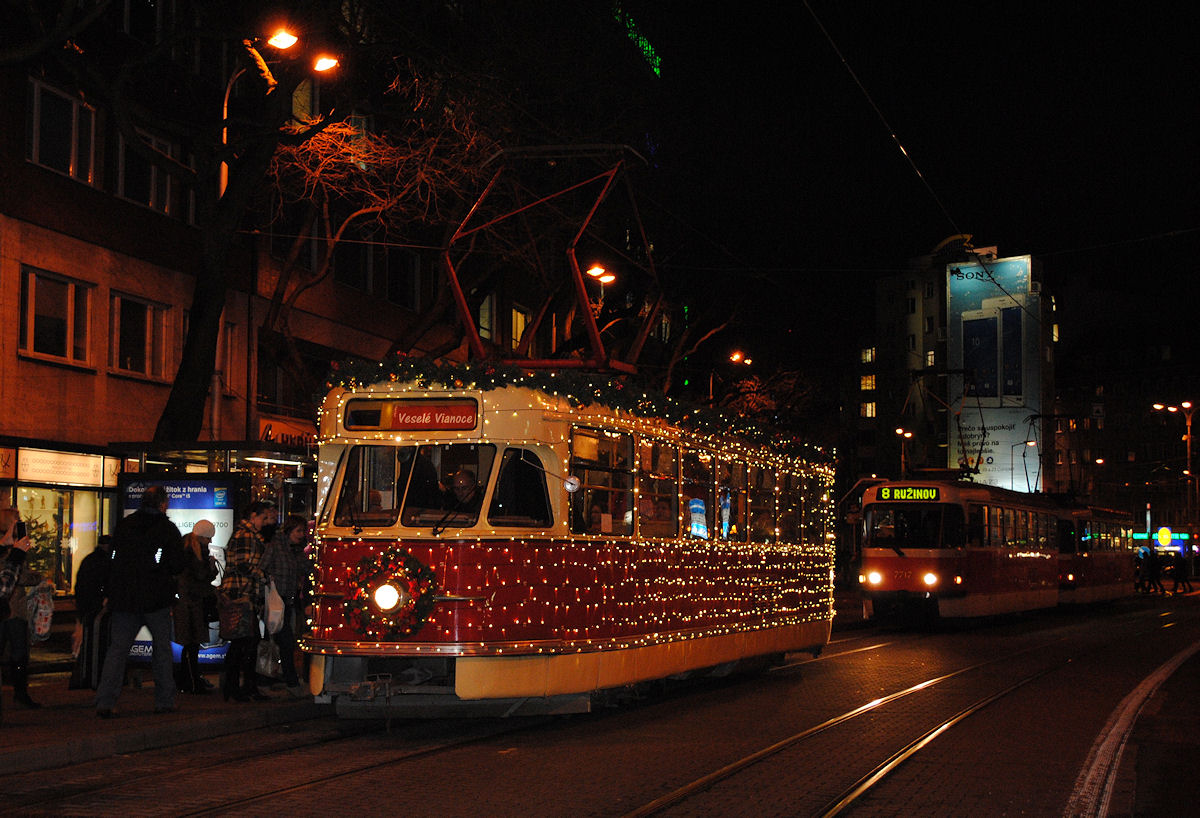 Der historische T2-Triebwagen 215 als Weihnachtstram geschmückt am Nam. SNP.(22.12.2014)