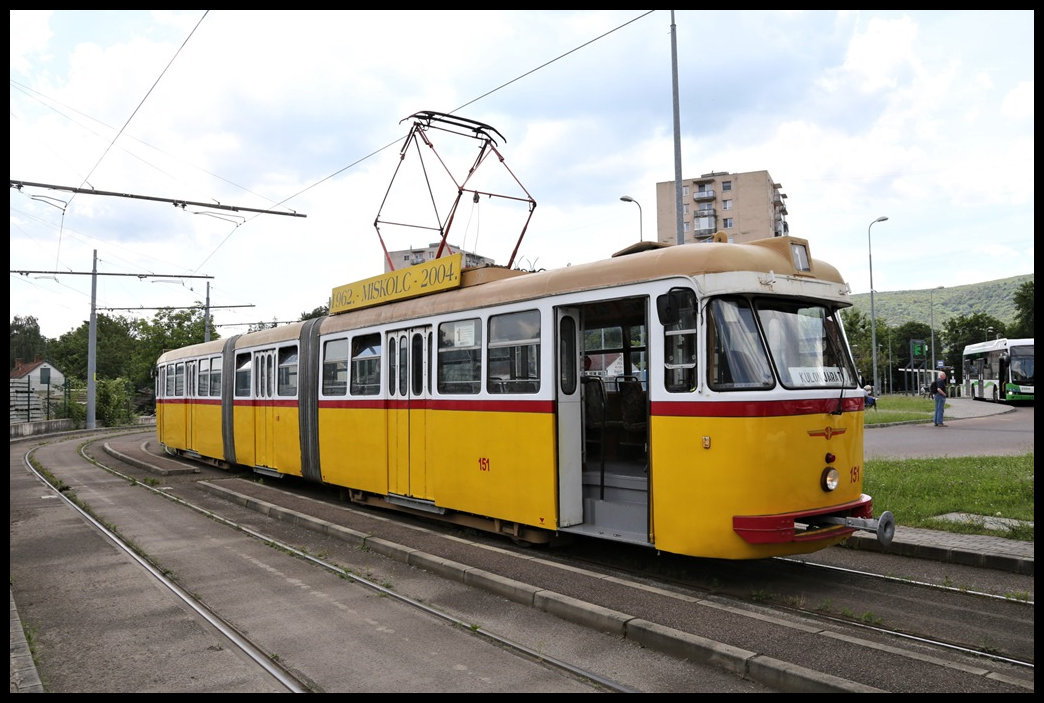 Der historische Triebwagen 151 hat hier am 30.06.2023 die gesamte Strecke vom Hauptbahnhof bis Diosgyör abgefahren und wartet nun in der Wendeschleife in Diosgyör auf die Rückfahrt der Reisegruppe der IPA Kreis Steinfurt e. V. bis zur Stadtmitte Miskolc.