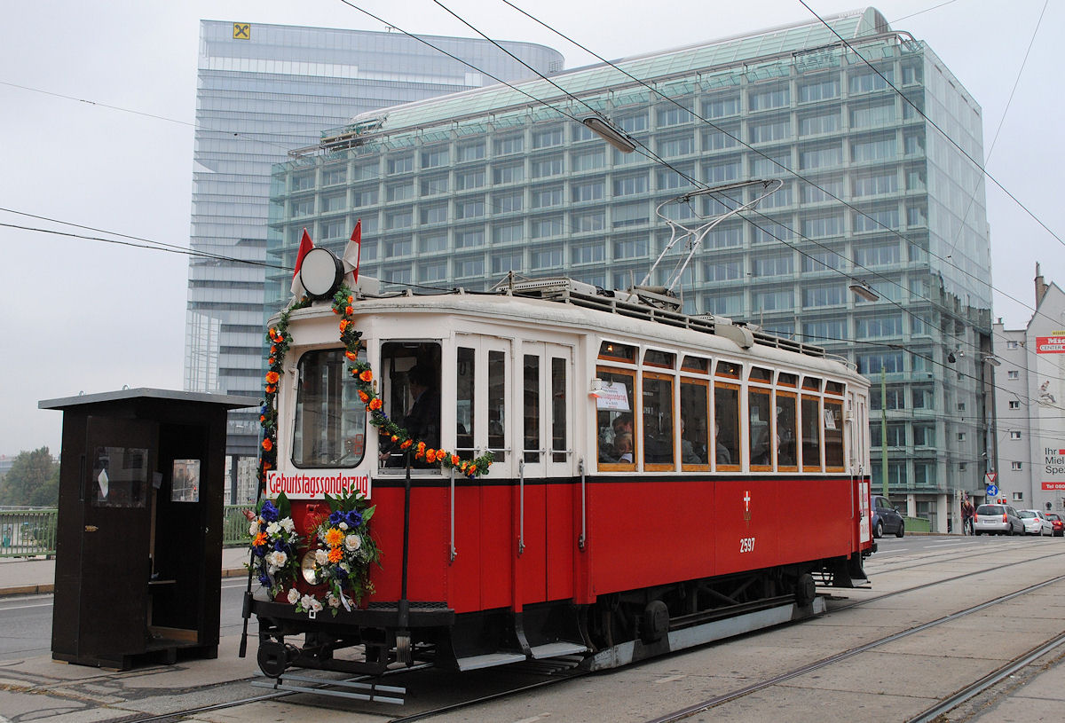 Der historische Triebwagen 2597 der Bauart  L  anläßlich einer Geburtstagssonderfahrt auf der Marienbrücke. Links vom Triebwagen sieht man die Hütte des Weichenpostens, der wegen des U-Bahnersatzverkehrs durch die Straßenbahnlinie  E4  vorübergehend eingerichtet wurde. (04.10.2014)