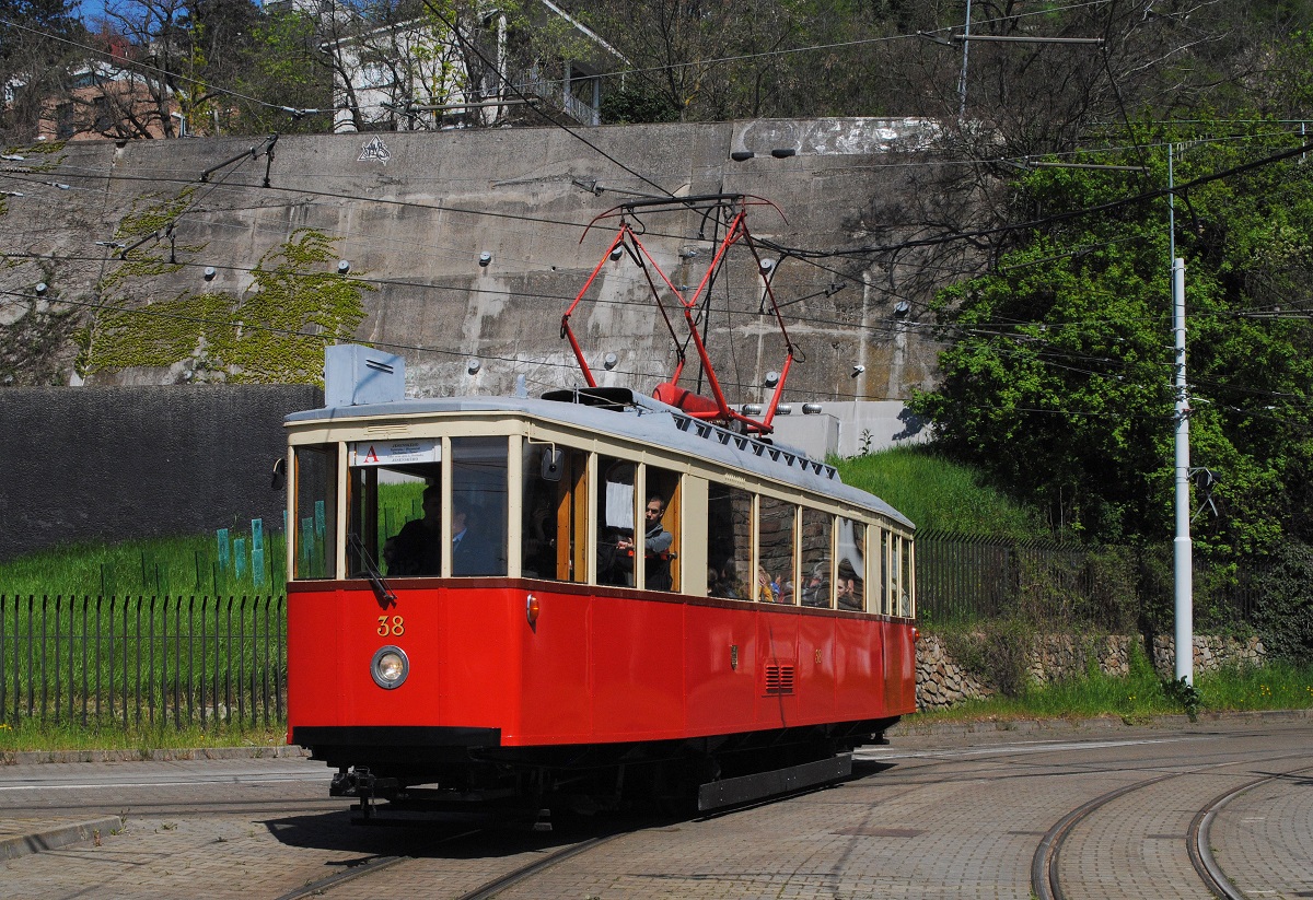 Der historische Triebwagen 38 im Bereich der Tunnelausfahrt kurz vor der Haltestelle Chatam Sofer. (22.04.2023)