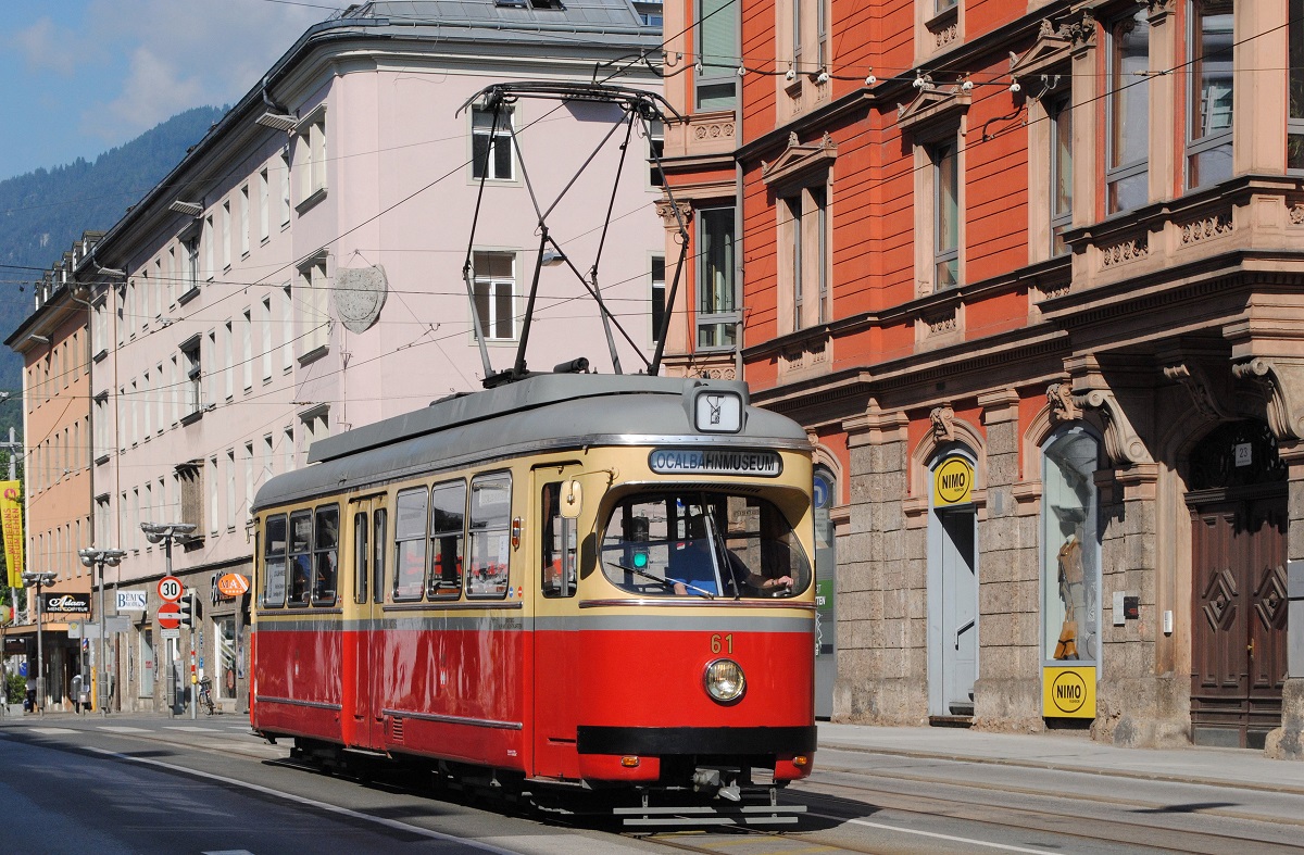 Der historische Triebwagen 61 aus dem Jahr 1960 auf einer Sonderfahrt der Tiroler Museumsbahnen in der Museumsstraße. (12.09.2020)