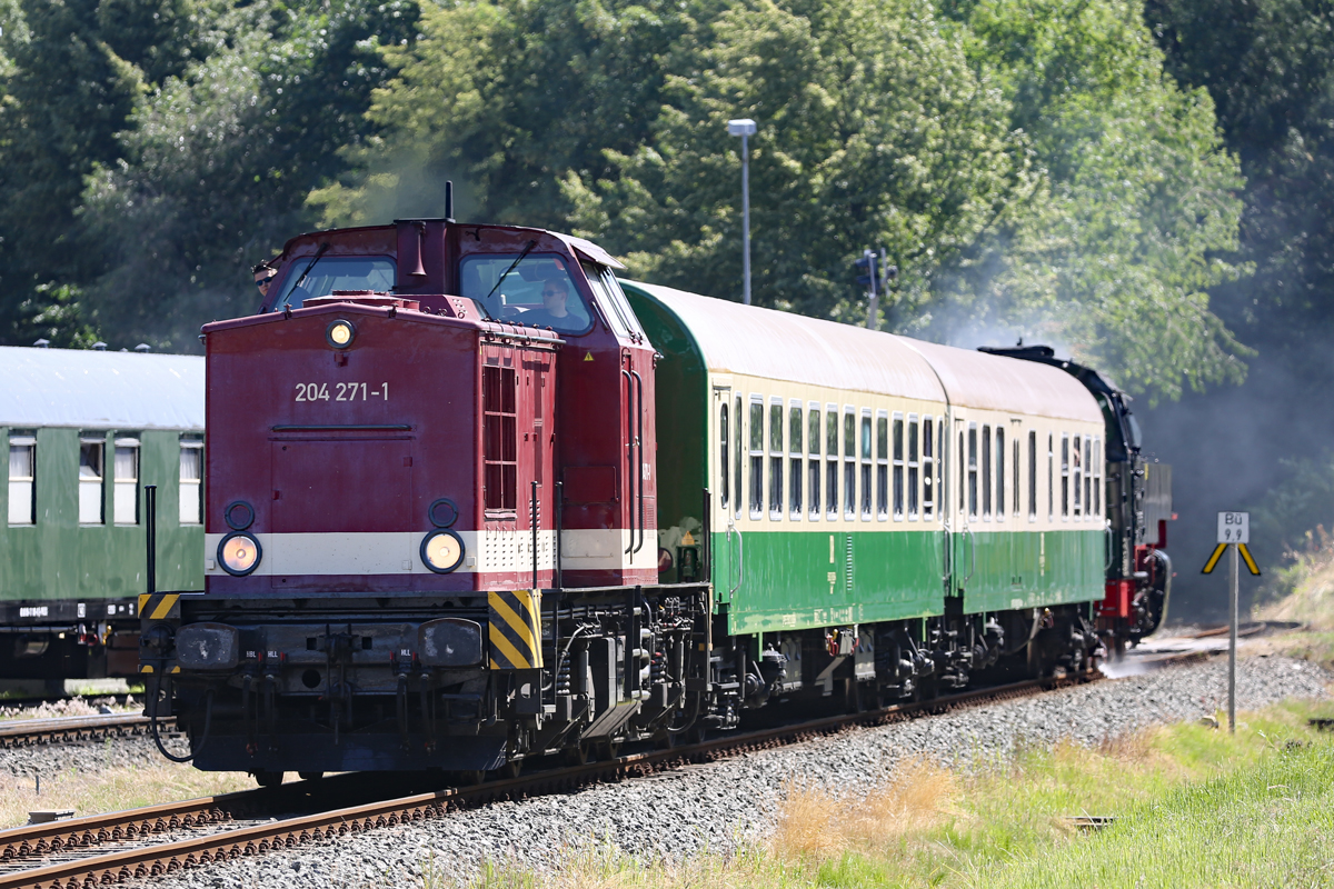 Der historische Zug mit der Lok 204 271 einfahrend in den Bahnhof Putbus und am Schluss des Zuges Lok 86 1333. - 06.07.2018