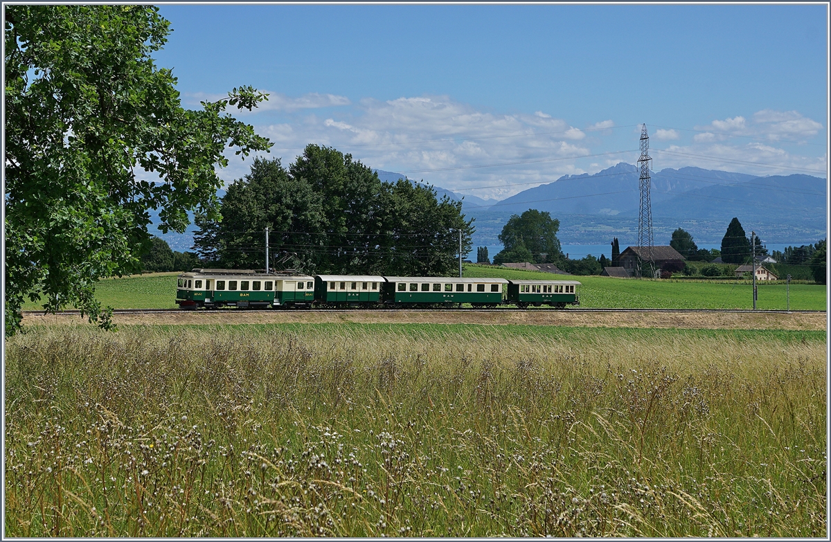 Der historischen BAM  Retro Zug mit dem BCFe 4/4 N° 2 erreicht in kürze Vufflens le Château.
7. Juni 2017