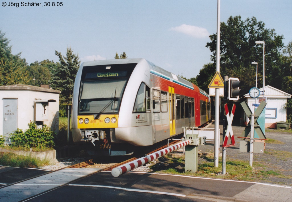 Der HLB-Triebwagen 508 114 fhrt am 30.8.05 in Watzenborn-Steinberg nach Gieen ab. Hinten rechts sieht man die Wartehalle.