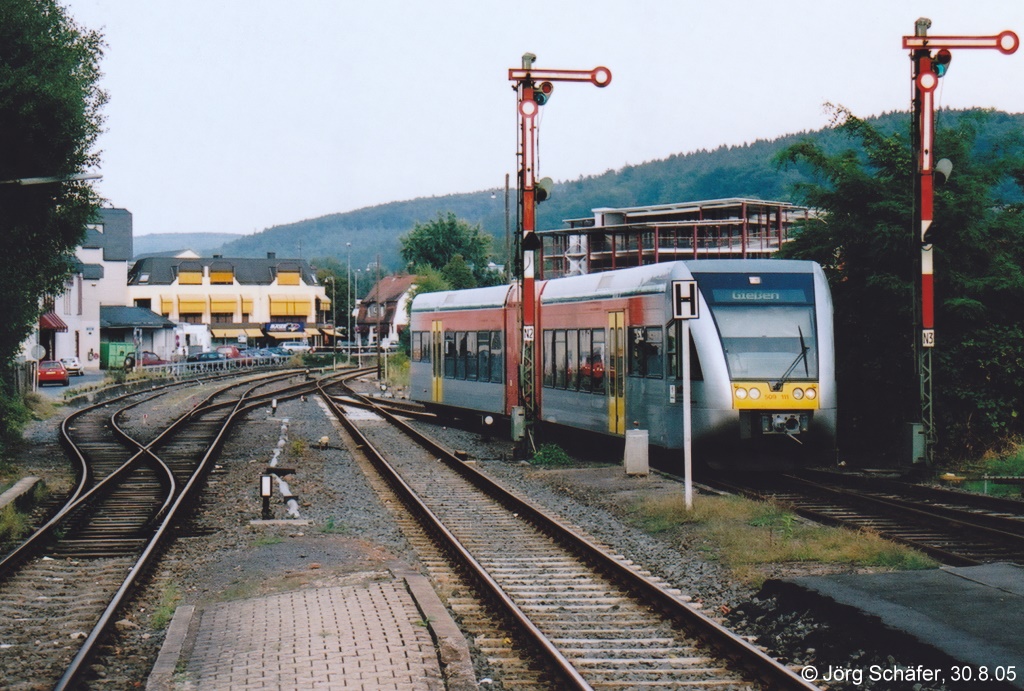 Der HLB-Triebwagen 509 111 kommt am 30.8.05 als RB nach Gieen in Bdingen auf Gleis 3 an. 