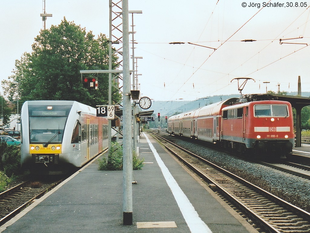 Der HLB-Triebwagen 509 209 hat sich am Abend des 30.8.05 in Gelnhausen schon f�r die R�ckfahrt bereit gemacht. Auf Gleis 2 f�hrt 111 098 mit dem Anschluss-RE nach Frankfurt Hbf ein.