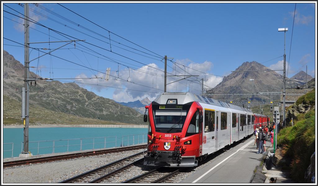 Der höchste Punkt der RhB auf 2253m ü/M. ist in der Station Ospizio Bernina erreicht. (27.07.2015)