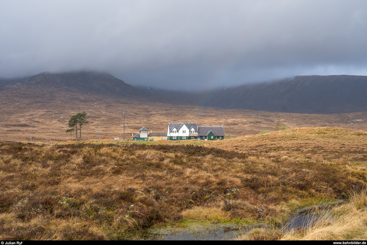 Der höchstgelegene Bahnhof einer Vollbahn im Vereinigten Königreich, Corrour im Rannoch Moor an der West Highland Line, am 26. April 2019.