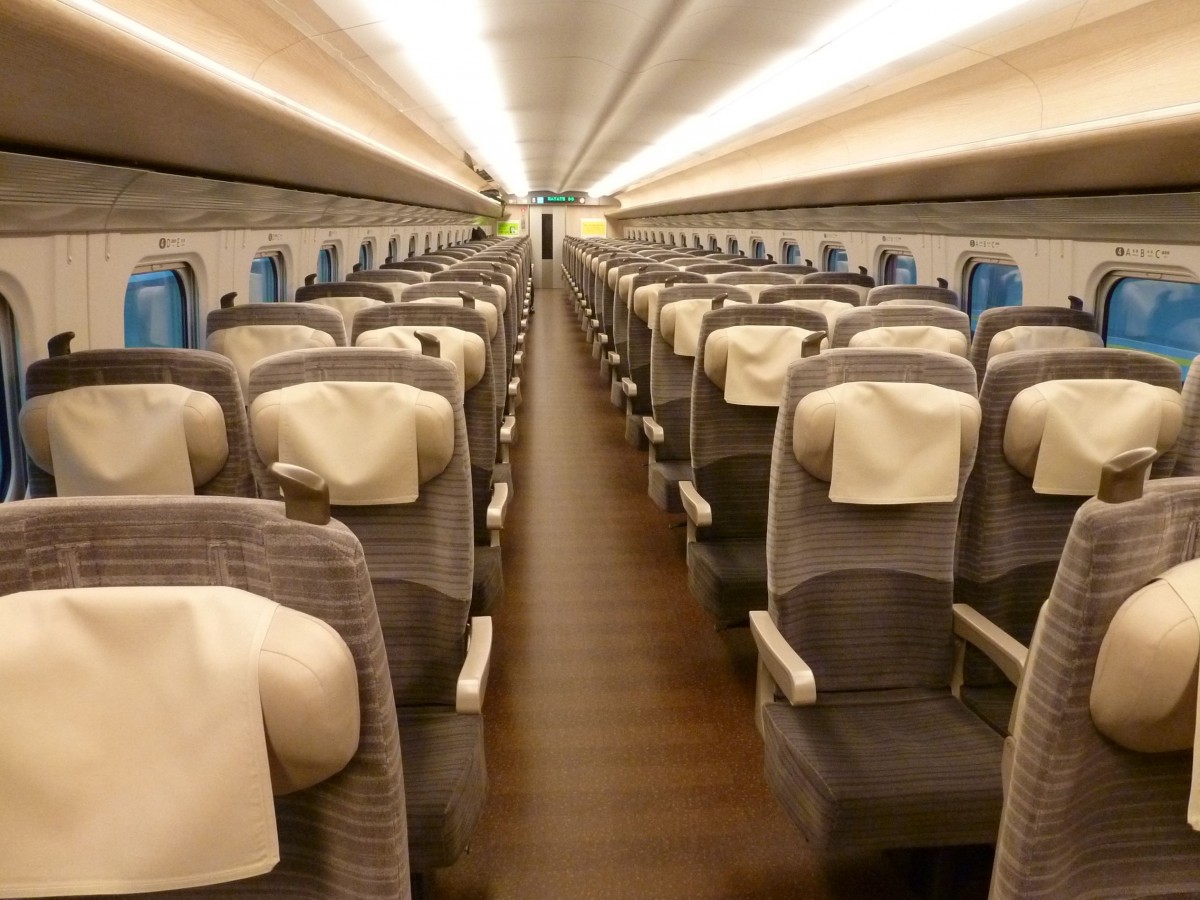Der Hokkaid-Shinkansen (Erffnung Mrz 2016): Blick ins Innere eines Zuges E5. Die warme Farbe gibt bei den oft eisigen Temperaturen draussen ein wohliges Gefhl. Zu sehen sind auch die Fusspedale bei den Sitzen, mit denen diese immer in Fahrtrichtung umgestellt werden. 12.Februar 2013. 