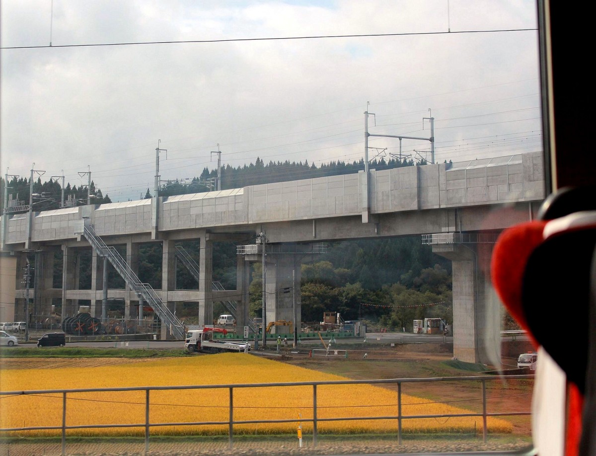 Der Hokkaidô-Shinkansen (Eröffnung März 2016): Die Bauarbeiten am neuen Shinkansen bei Tsugaru Imabetsu am 3.Oktober 2014; vom Intercity-Zug auf der alten Linie aus gesehen. 