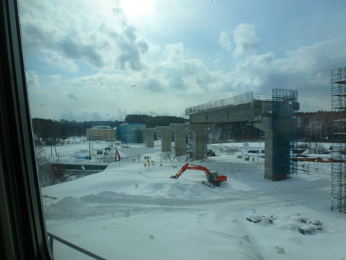 Der Hokkaidô-Shinkansen (Eröffnung März 2016): Die Bauarbeiten am Shinkansen am 12.Februar 2013. Auch vom bisherigen Intercity aus gesehen, bei Ôdai. 