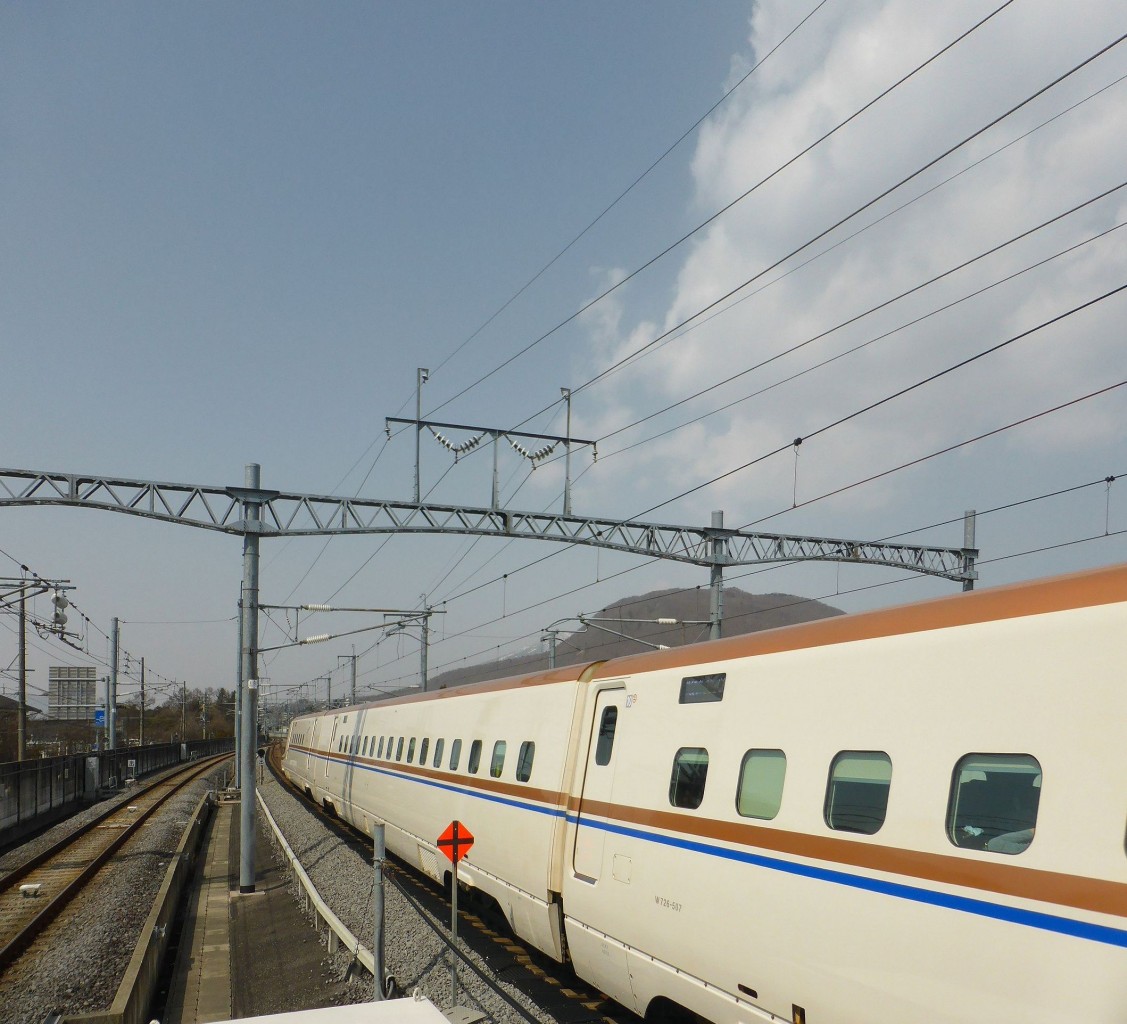 Der Hokuriku-Shinkansen: Ein Zug von JR-Westjapan legt sich bei der Ausfahrt aus Karuizawa elegant in die Kurve. 22.März 2015.