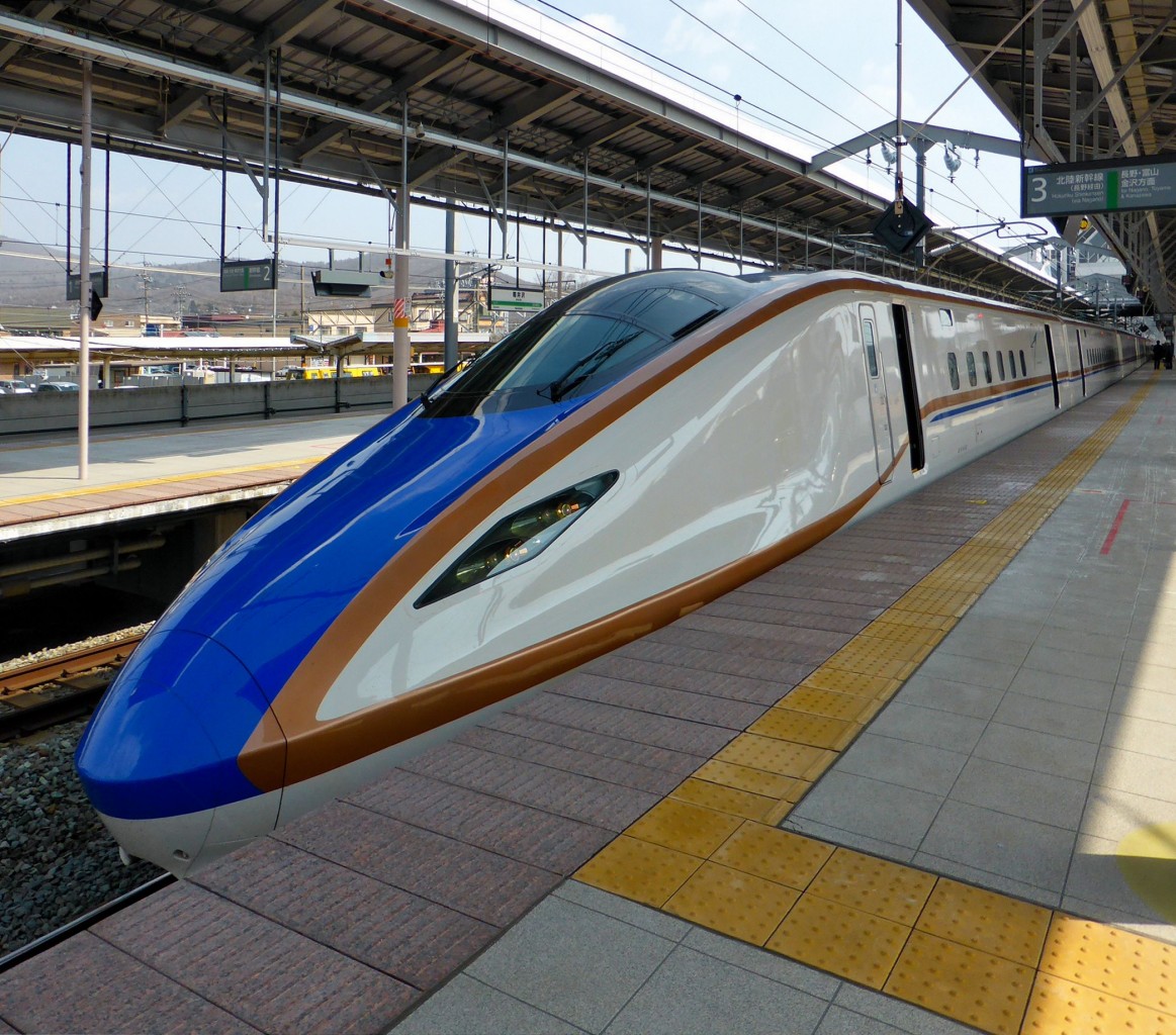Der Hokuriku-Shinkansen: Zug Nr. 7 von JR-Westjapan im Gebirgsstädtchen Karuizawa, 22.März 2015.  