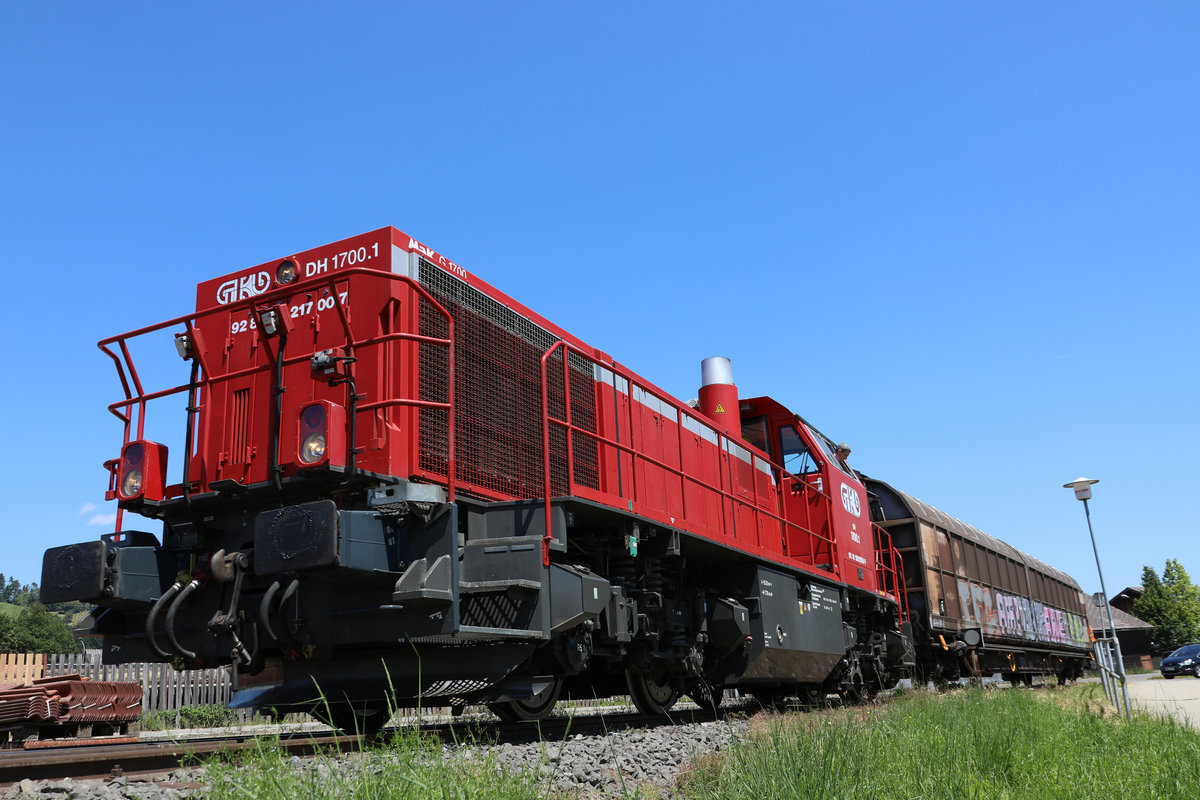 Der Holzverarbeitende Betrieb  Liechtenstein  erhält selten aber doch gedeckte Güterwagen für Schnittholz. 
Heute verlässt einer dieser Wagen die Anschlussbahn. 
20.06.2018