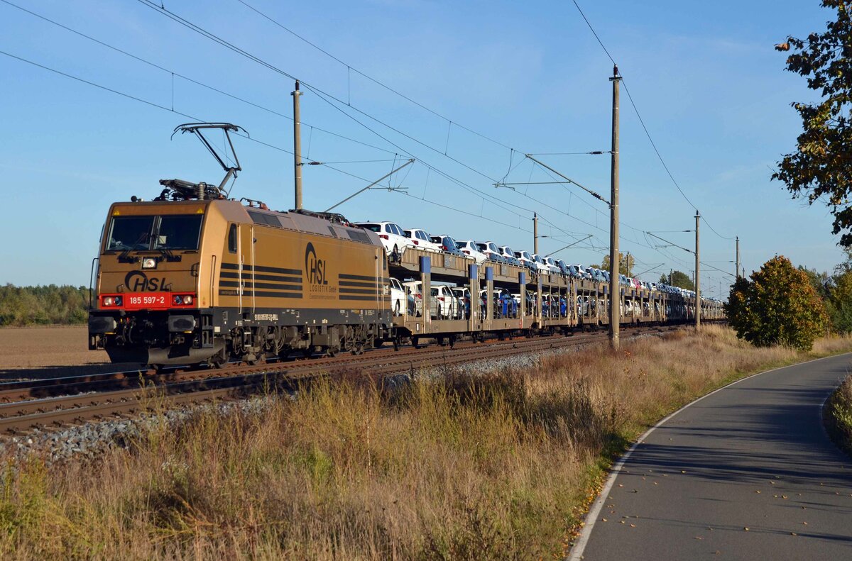 Der HSL-Goldbarren 185 597 führte am 24.10.21 einen vollen BLG-Zug durch Wittenberg-Labetz Richtung Dessau.