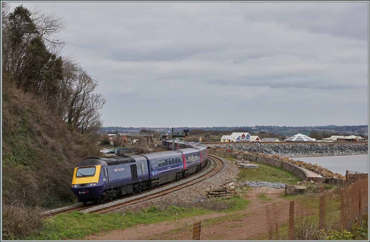 Der HST 125 mit den Triebköpfen  43097 an der Spitze und 43156 am Schluss als  The Cornish Riviera  GWR Service 0844 von Penzance nach Paddington erreicht Dawlish Warren. 
18. April 2016