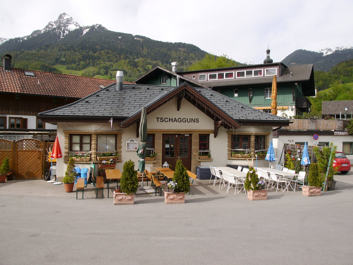 Der hübsche historische Bahnhof Tschagguns der MBS liegt genaugenommen noch in der Gemeinde Schruns. Er wird heutzutage gastronomisch genutzt. Die aktuelle Haltestelle mit modernem Bahnsteig befindet sich gleich daneben.

2016-05-11 Schruns-Rätikonstraße Tschagguns-Bahnhof