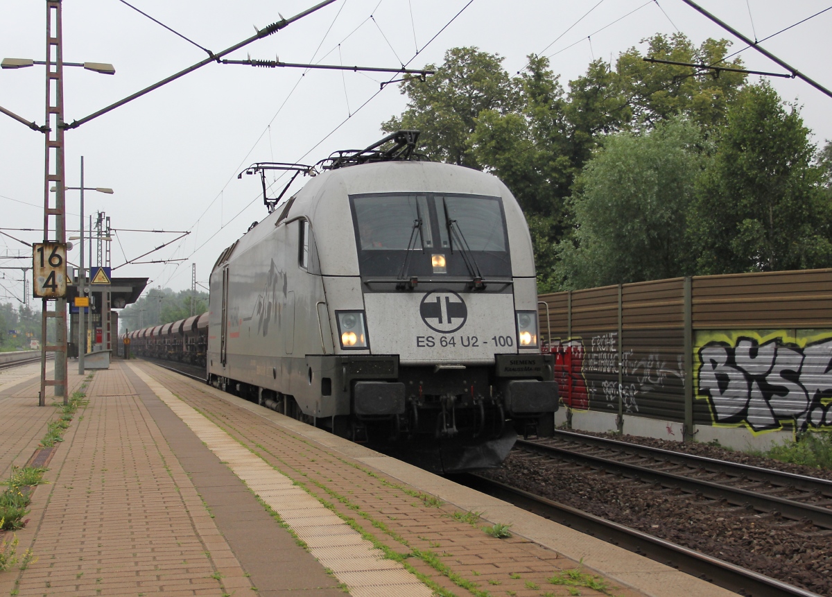 Der HUPAC Taurus ES 64 U2-100 kam am 10.07.2013 als Tfzf aus Richtung Seelze kommend durch Dedensen-Gümmer.