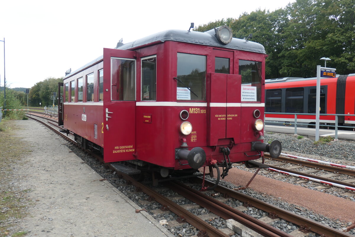 Der Hurvinek-Triebwagen M 131.1513, ebenfalls von Loko-Motiv Křimov, hat zum Tag der Schiene 2026 Pendelfahrten vom Bahnhof Schwarzenberg zum Ausstellungsgel�nde durchgef�hrt. Bei der R�ckfahrt nach Křimov zusammen mit der T 211.0608 w�re ich gerne dabeigewesen.