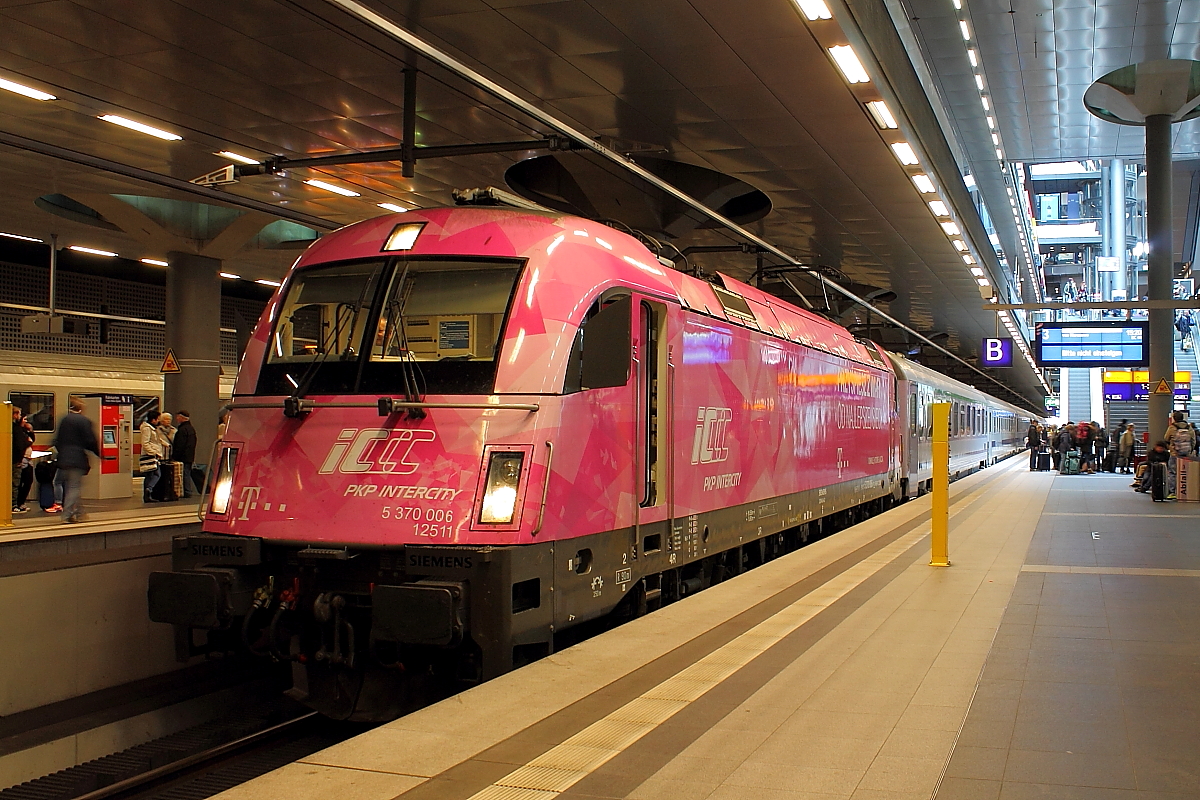 Der Husarz der PKP 5 370 006 mit dem EC 44 aus Warszawa Wschodnia am 18.04.2015.
Wegen Bauarbeiten endet der Zug in Berlin Hauptbahnhof(tief).
