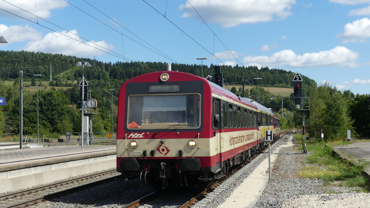 Der Hzl  Naturpark-Express  erreicht aus Sigmaringen kommend seinen Endbahnhof Tuttlingen. Aufgenommen am 11.8.2018 11:30 