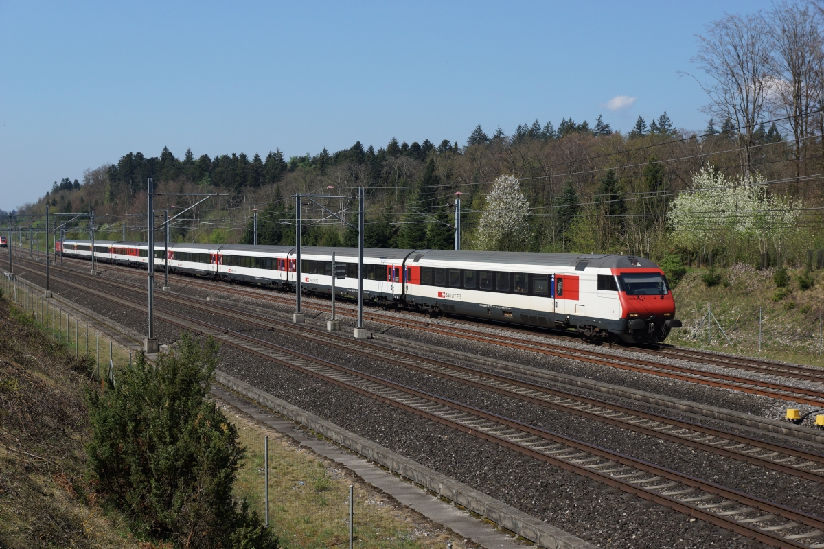Der IC 1070 Interlaken Ost - Basel SBB fährt am 13.04.2014 bei Herzogenbuchsee über die Neubaustrecke.