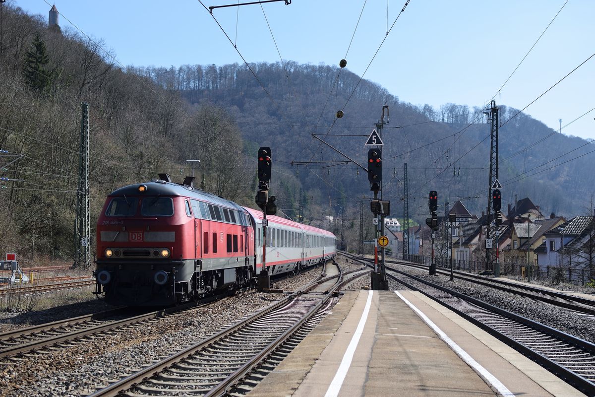 Der IC 118 war am 6. April 2018 nur mir 218 495 bespannt, als er durch Geislingen (Steige) fährt.