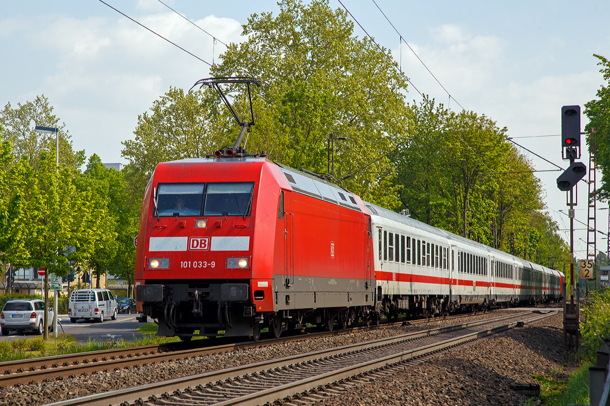 
Der IC 2004  Schwarzwald  (Konstanz - Koblenz - Köln - Emden Hbf) fährt am 30.04.2019, im Sandwich mit der Zuglok 101 033-9 und der Schublok 101 012-3 durch Bonn-Gronau (nähe dem Bf Bonn UN Campus) in Richtung Bonn Hbf.