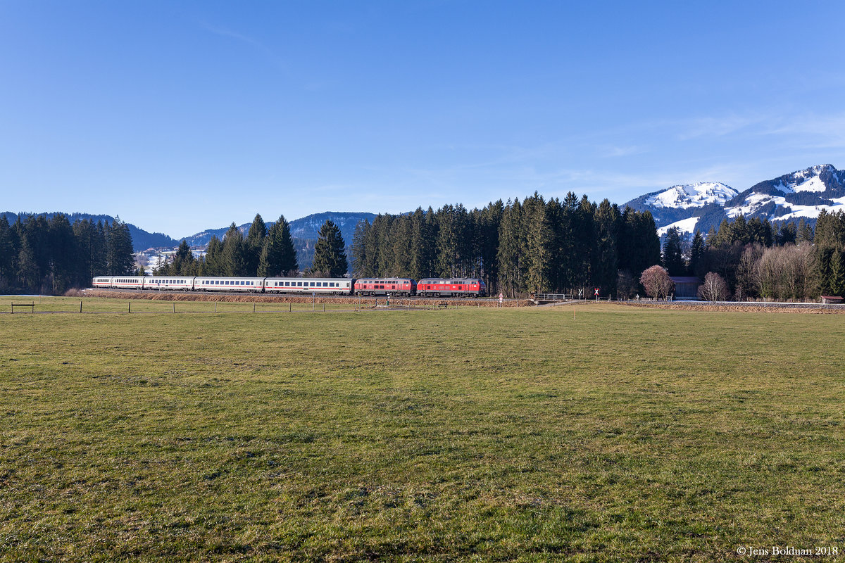 Der IC 2012 Oberstdorf - Hannover hat am 24.01.2018 gerade Fischen im Allgäu hinter sich gelassen und bewegt sich nun auf Immenstadt zu.