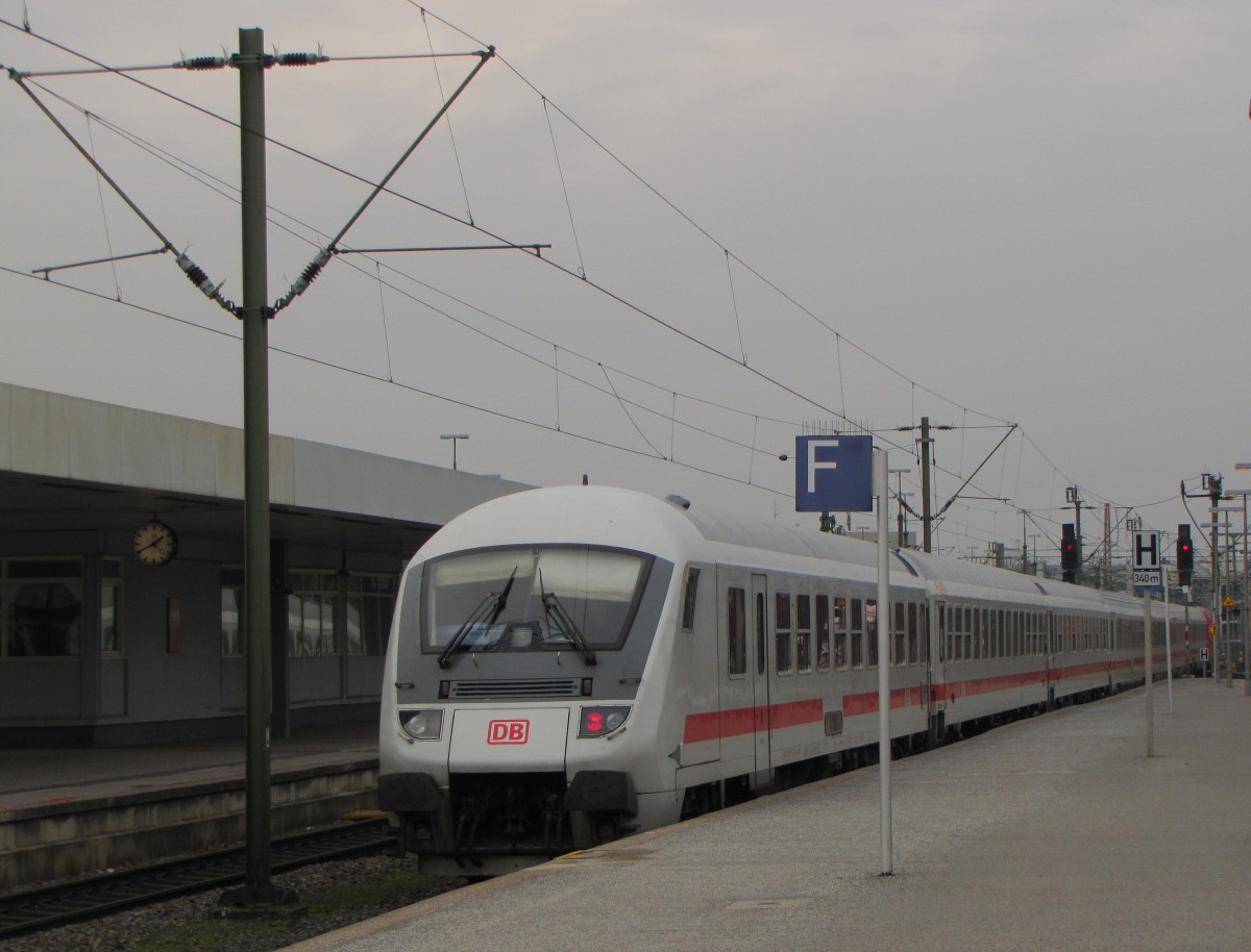Der IC 2048 von Dresden Hbf nach Köln Hbf, am 19.02.2016 in Hannover Hbf.