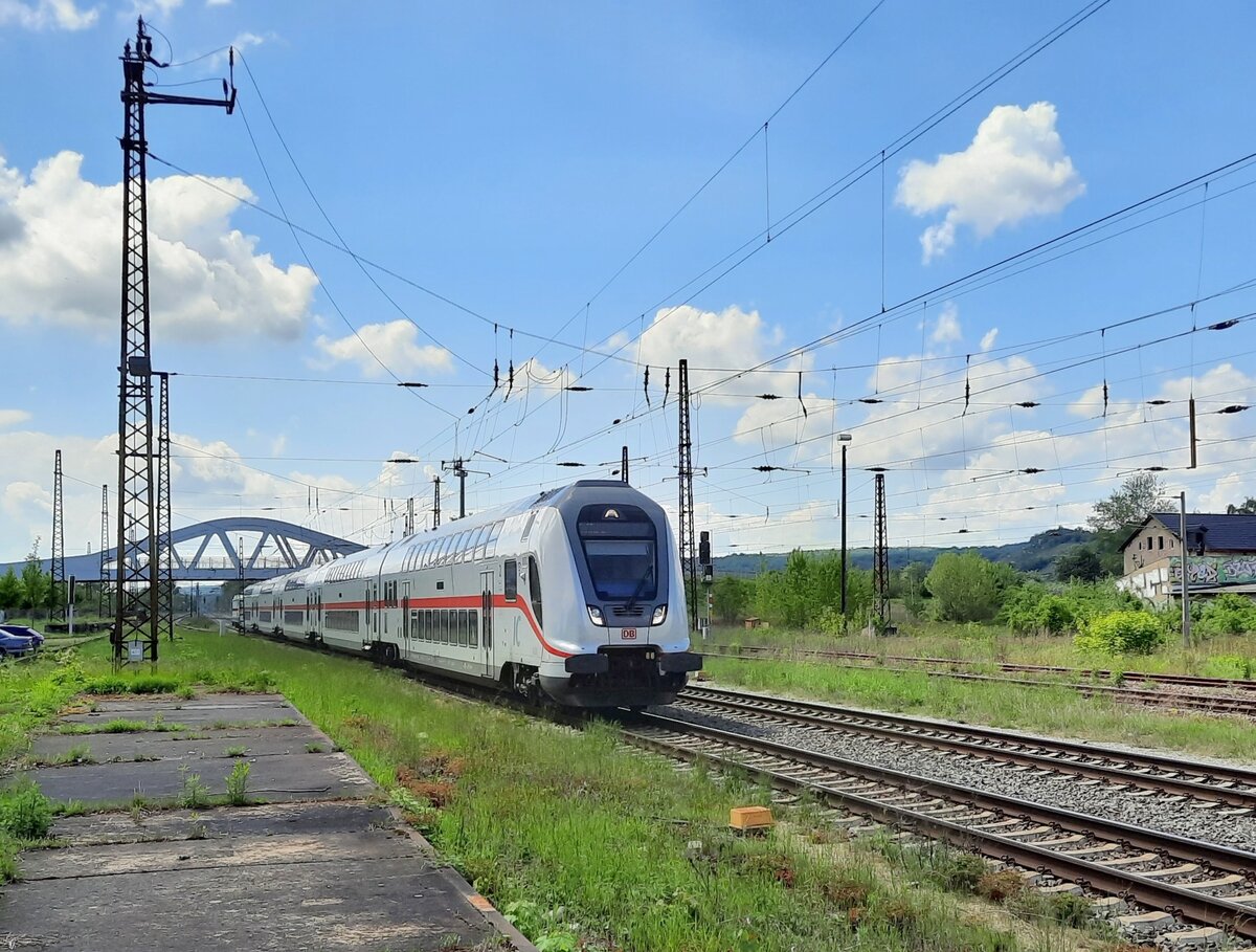 Der IC 2063  Saaletal  von Karlsruhe Hbf nach Leipzig Hbf, am 20.05.2021 bei der Einfahrt in Naumburg (S) Hbf.
