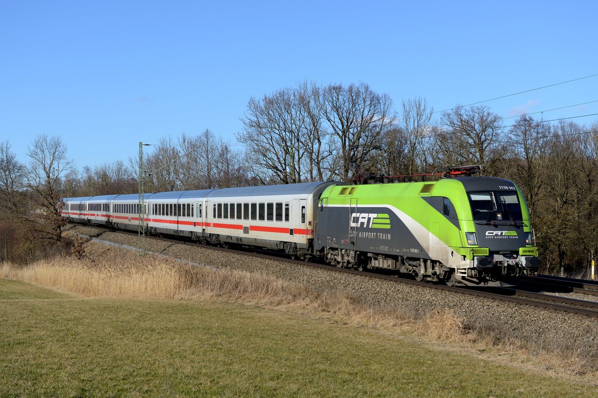 Der IC 2083  Königssee  fuhr seit Fahrplanwechsel 2013 wieder mit ÖBB Taurus. Seitdem erfreuten schon einige Werbeloks die Fotografen zwischen Hamburg und Berchtesgaden. Am 14. Februar 2014 konnte beispielsweise der CAT-Taurus 1116.142 mit IC 2083 bei Bach abgelichtet werden. Bemerkenswert auch der Vollspeisewagen im Zugverband, normalerweise muss ein BordBistro zur Verpflegung der Reisenden genügen.