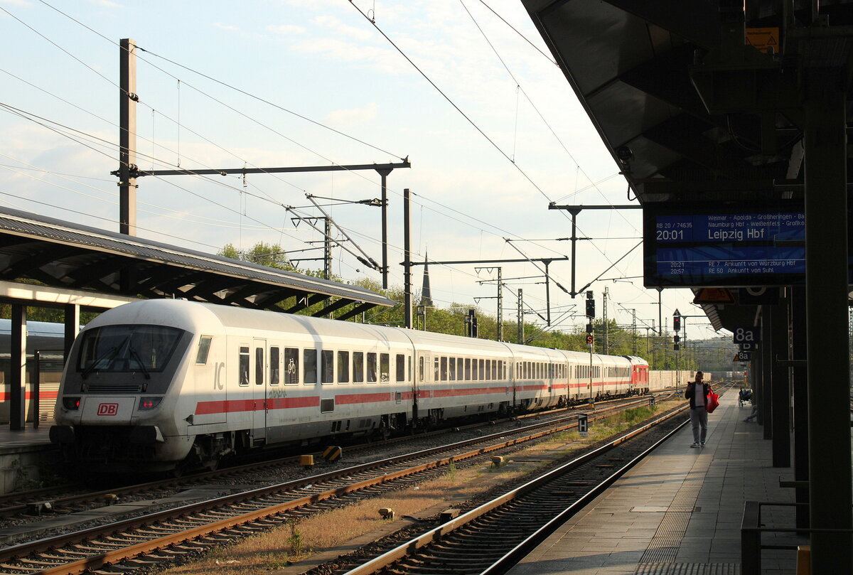 Der IC 2150 von Gera Hbf nach Kassel-Wilhelmshhe, am 12.05.2023 in Erfurt Hbf.