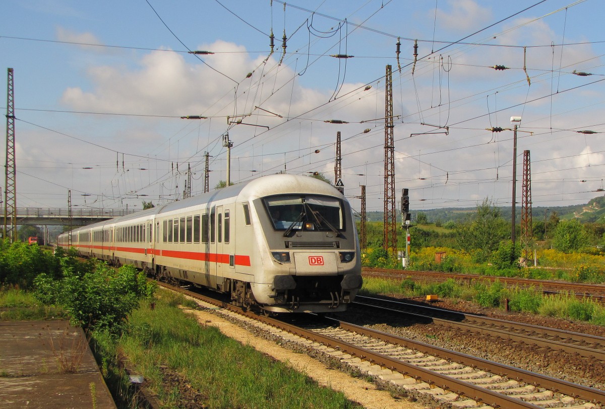 Der IC 2157 von Frankfurt (M) Hbf nach Leipzig Hbf, am 08.09.2015 in Naumburg (S) Hbf.