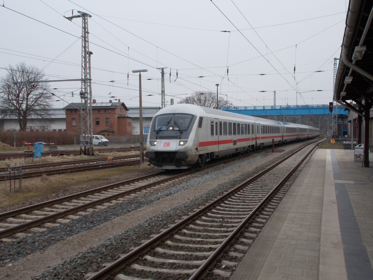 Der IC 2356 fährt auch 2015 wieder zwischen Binz und Frankfurt/Main Flughafen.Am 01.März 2015 wurde der IC von 101 042 in den Bahnhof Bergen/Rügen geschoben.