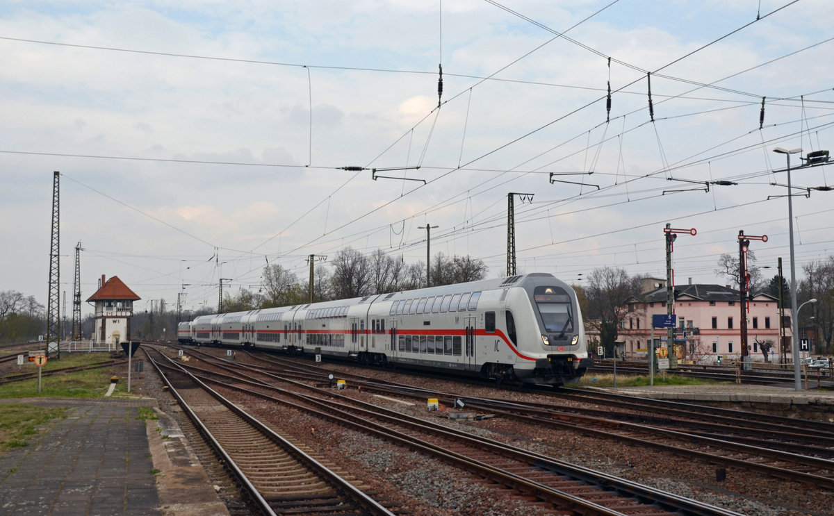 Der IC 2441 passiert am 11.04.18 ohne Halt den Bahnhof Köthen in Richtung Halle(S).