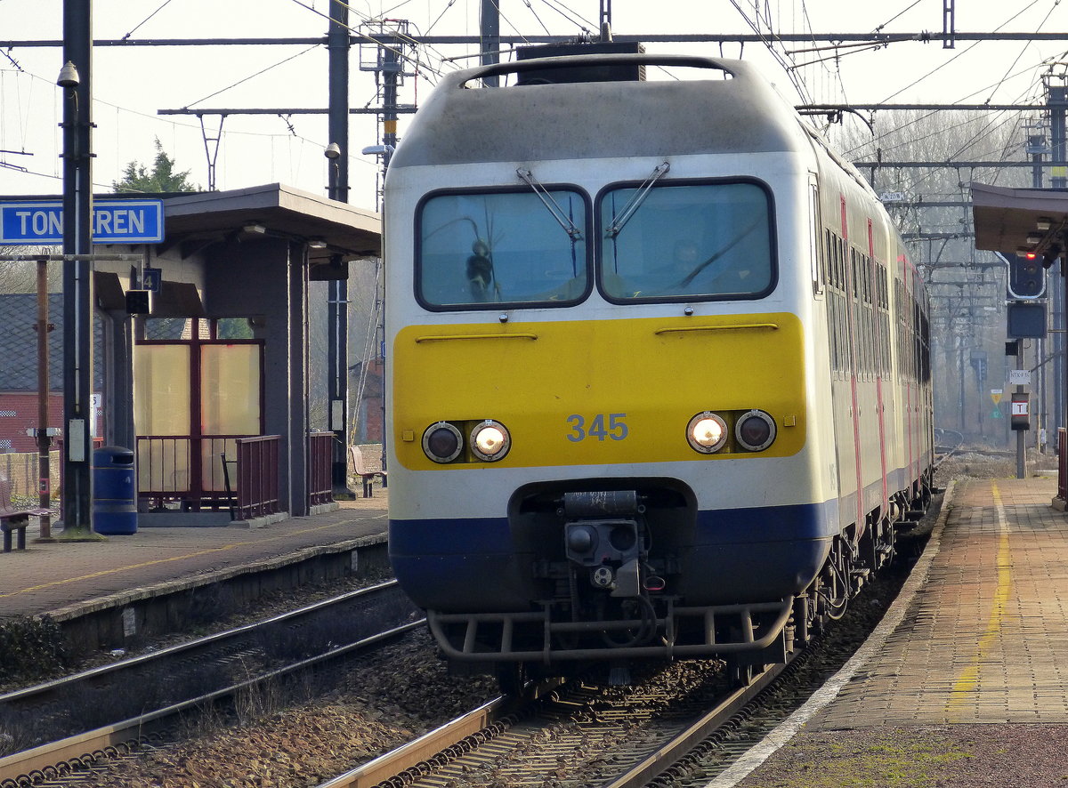 Der IC 2937 von Liège-Guillemins(B) nach Antwerpen-Centraal(B) und verlässt den Bahnhof von Tongeren(B) und fährt in Richtung  Hasselt(B),Antwerpen(B).
Aufgenommen vom Bahnsteig 3 in Tongeren(B). 
Bei Sonnenschein am Kalten Nachmittag vom 18.2.2018.