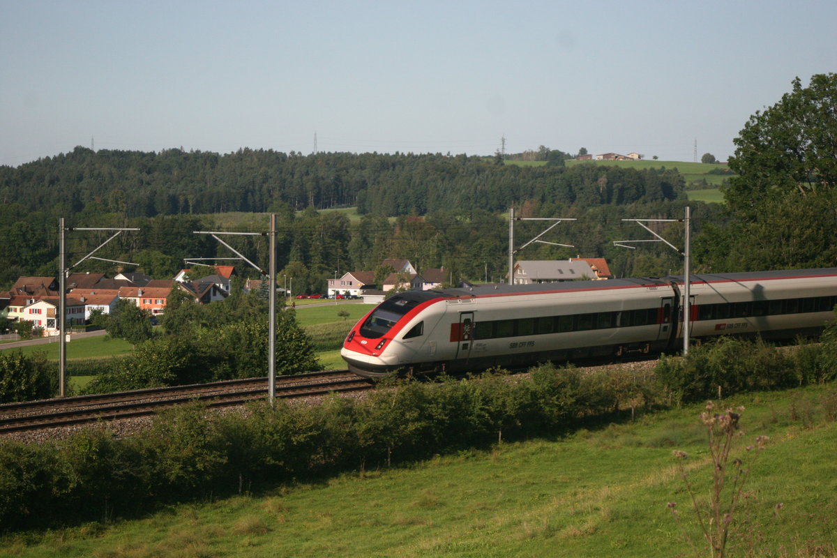 Der IC 5 ist pünktlich nach Biel unterwegs und wird in gut einer Minute seinen nächsten Halt Uzwil erreichen. Gebildet wurde der Zug an diesem Abend von zwei RABDe 500 Triebzügen.

Uzwil Stolzenberg, 14.08.2019