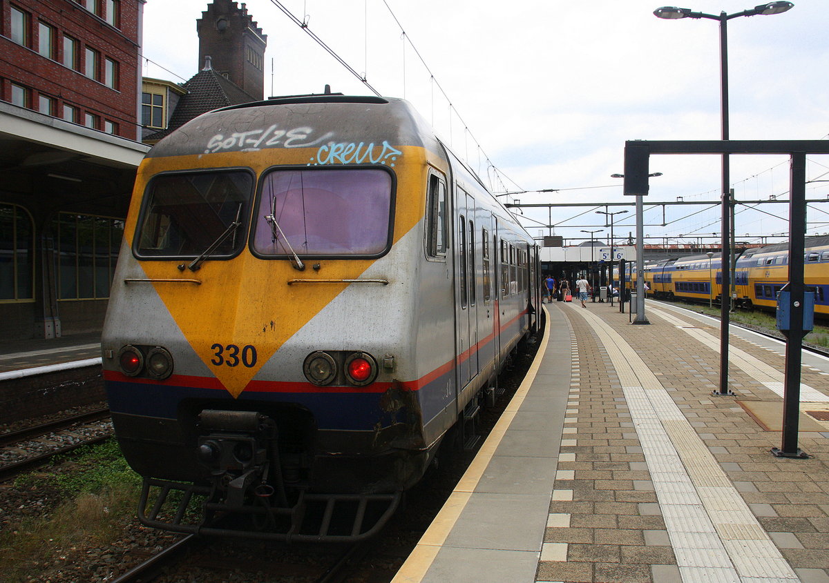 Der IC 5386 von Maastricht(NL) nach  Hasselt(B) steht in Maastricht(NL) abfahrbreit nach Belgien.
Aufgenommen vom Bahnsteig 5 in Maastricht(NL). 
Bei Gewittergefahr am Nachmittag vom 15.6.2017.