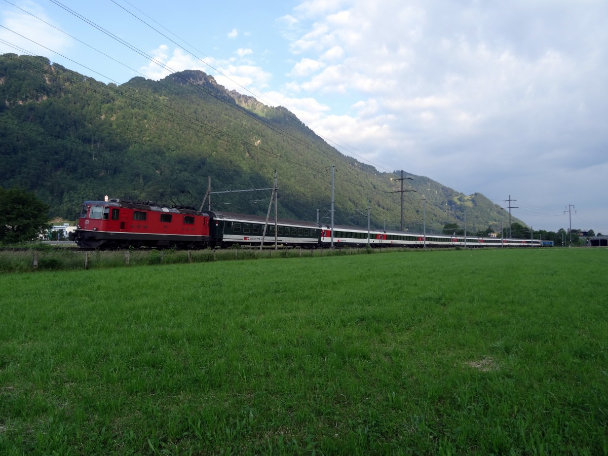 Der IC 555 ist am 02.06.2014 angeführt von der Re 4/4  11150 unterwegs bei Ziegelbrücke.