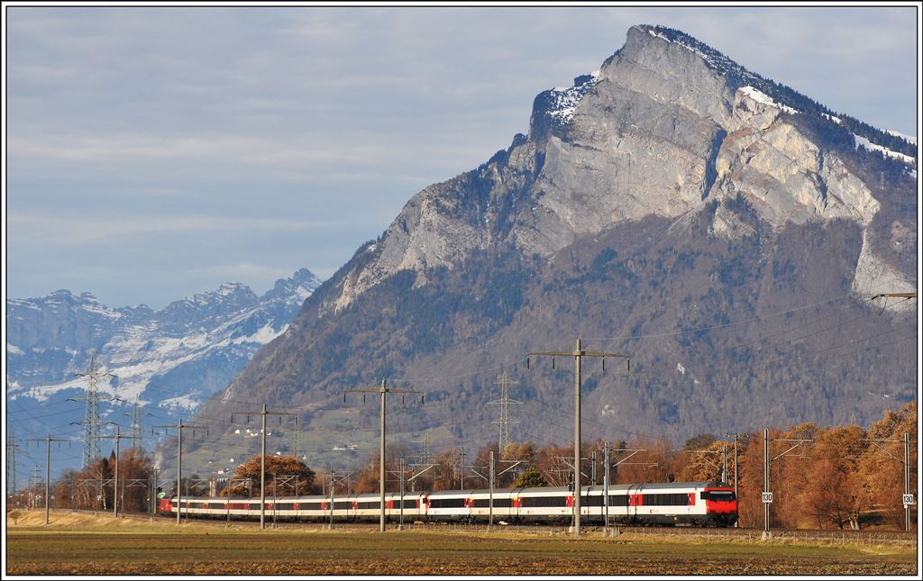 Der IC 574 von Chur nach Zürich HB zwischen Maienfeld und Bad Ragaz vor dem 1830m hohen Gonzen. (15.12.2013)