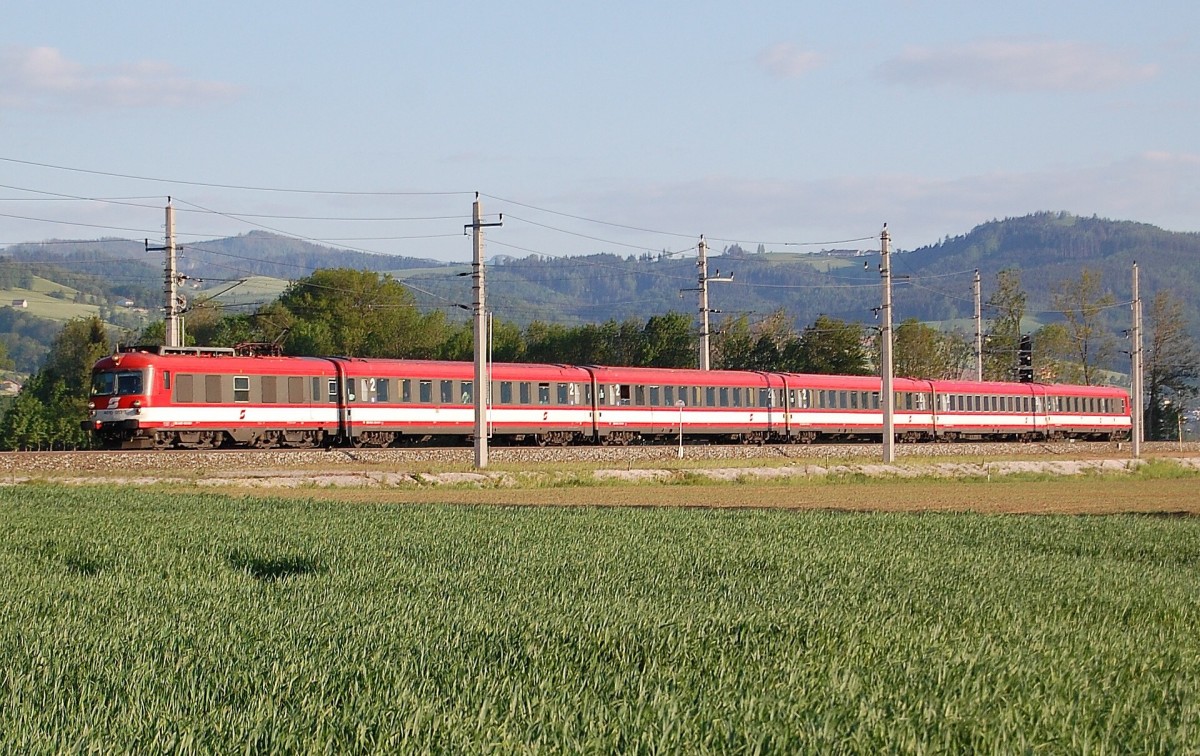 Der IC 600 wurde am 12.05.2008 noch mit einem 4010 gefahren.
Das Bild entstand in Wartberg an der Krems.
