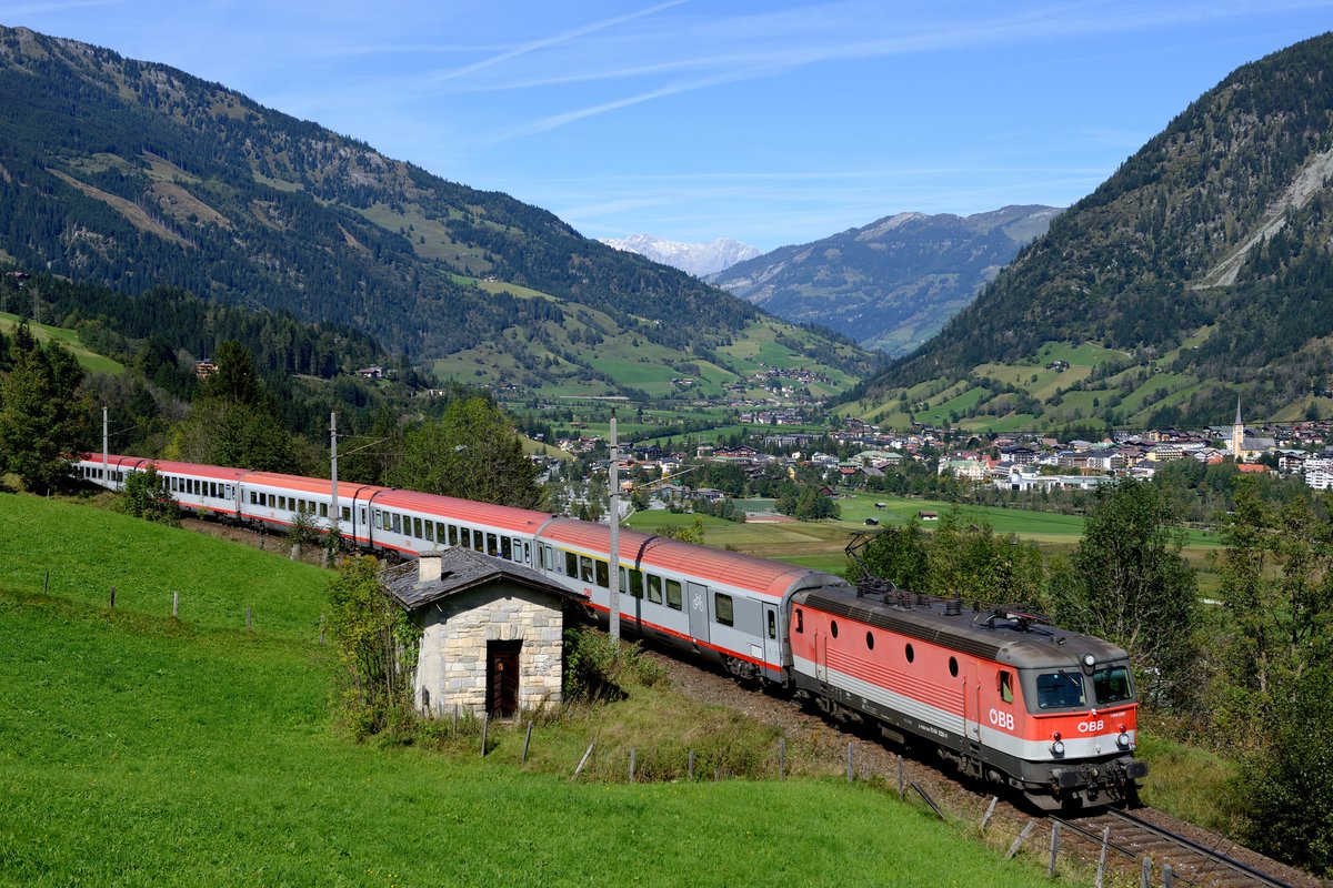 Der IC 690 von Salzburg HBF nach Villach HBF ist einer der wenigen hochwertigen Reisezüge, die im 1144-er Umlaufplan noch enthalten ist. Am 24. September 2014 konnte 1144.030 mit besagter Leistung bei Anger mit herrlichem Blick auf das Gasteinertal abgelichtet werden.