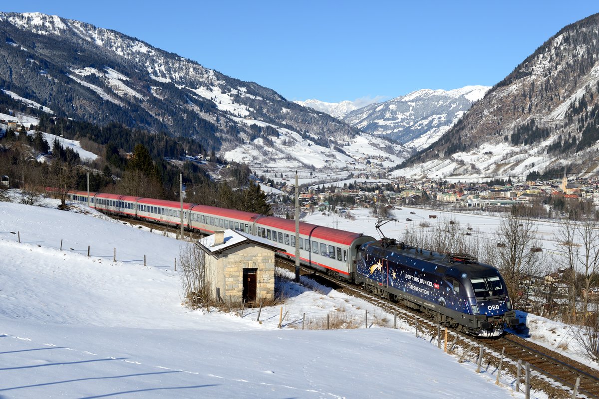 Der IC 690 von Salzburg HBF nach Villach HBF wurde am 31. Januar 2015 vom  Licht ins Dunkel  Taurus 1116.126 befördert. Besagte Leistung konnte bei Anger mit herrlichem Blick auf das Gasteinertal abgelichtet werden. An dieser bekannten Fotostelle wartete eine zweistellige Anzahl an Fotografen auf die Durchfahrt des Zuges....
 