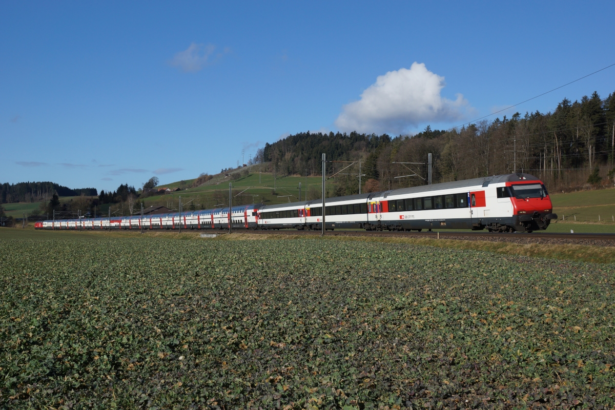Der IC 715 befindet sich am 22.02.2014 zwischen Elgg und Schottikon.