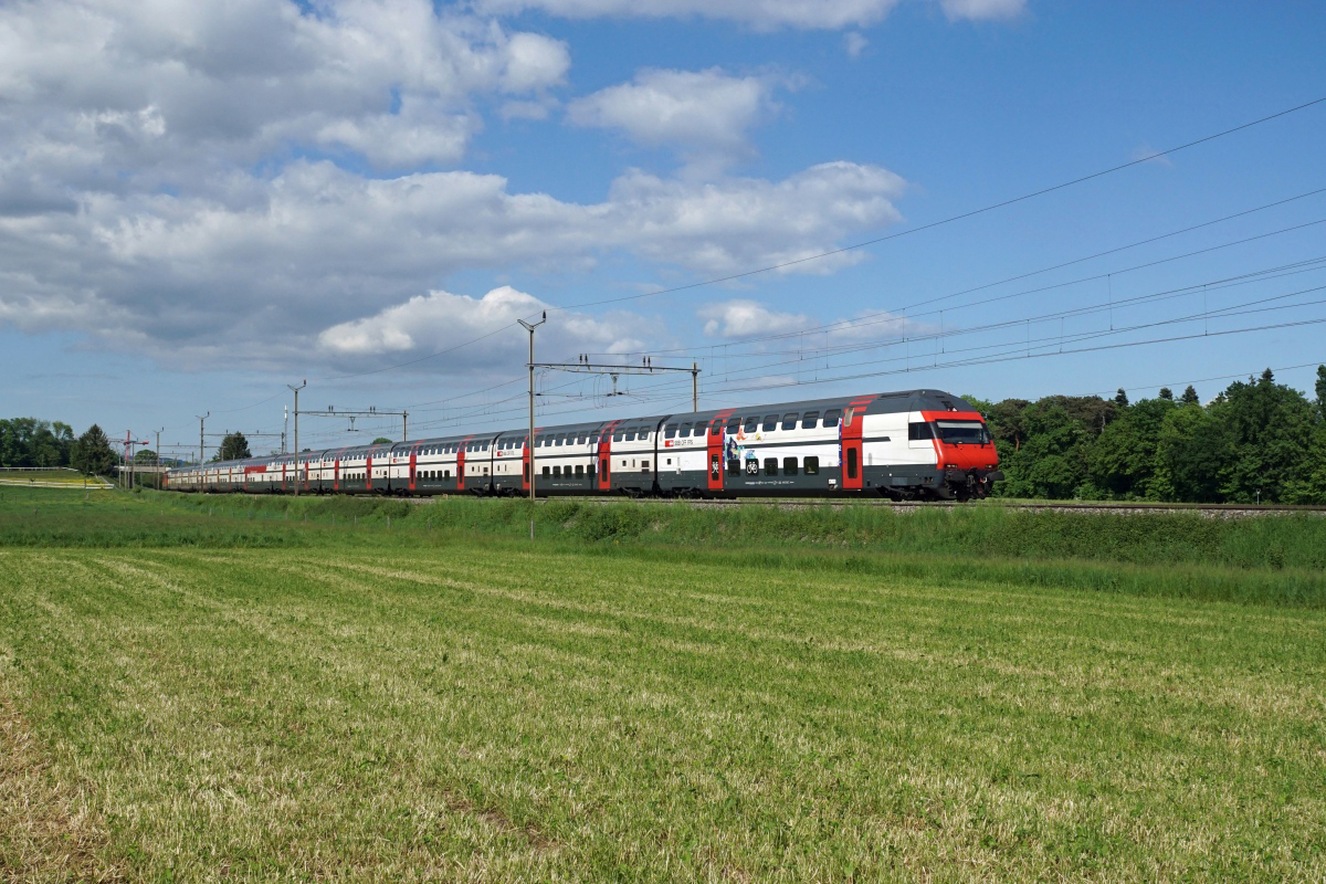 Der IC 722 mit dem führenden SBB Bt 50 85 26-94 910-4 befindet sich am 15.05.2016 bei Nyon.