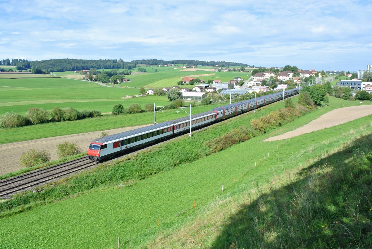 Der IC 726 wurde heute mit einem 2-er Modul EWIV verstrkt. An der Spitze ist der Bt IC 50 85 28-94 970-6, hinten schiebt die Re 460 017-7, Romont, 18.09.2014.