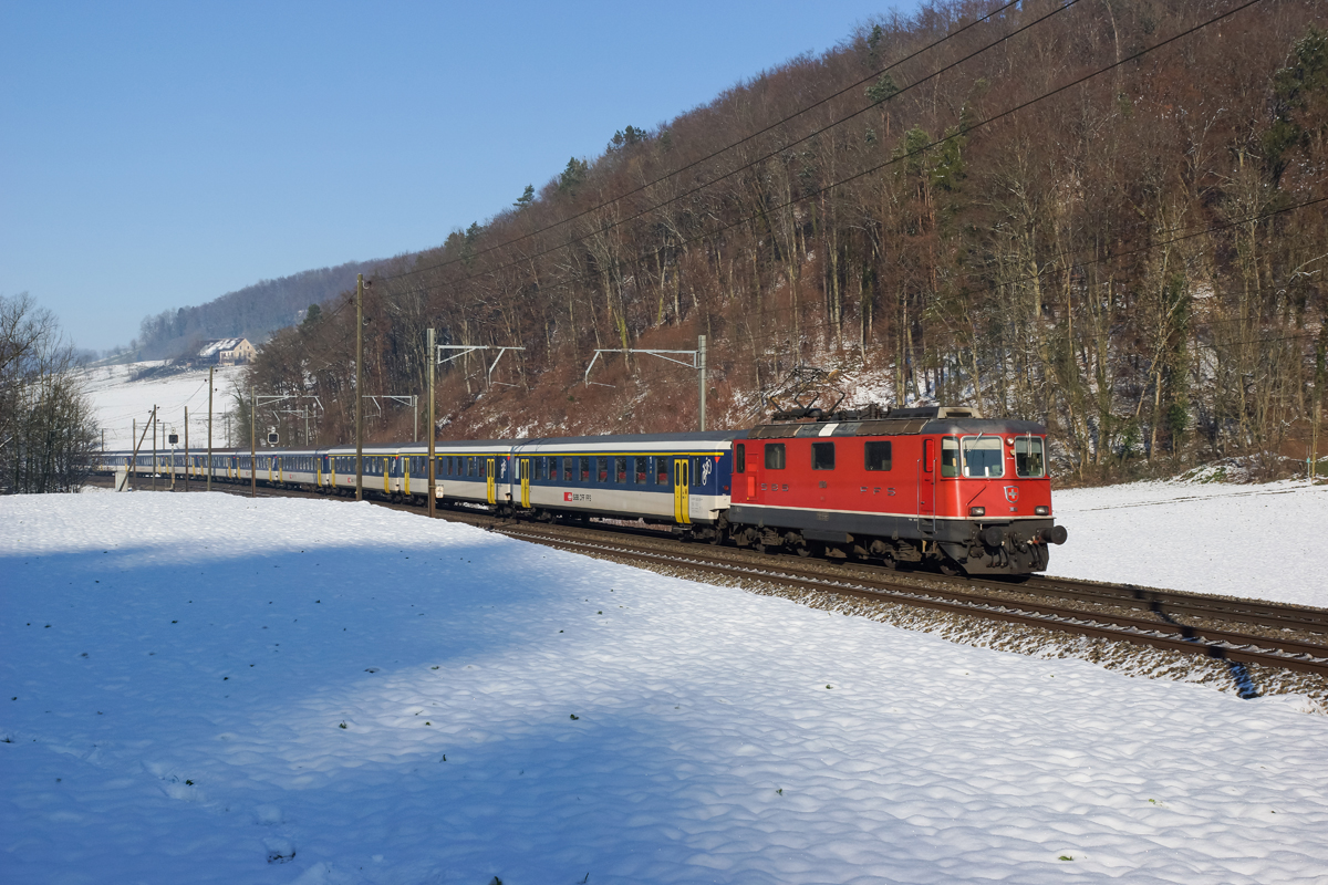Der IC 771 wurde am 01.01.2015 mit einer Ersatzkomposition geführt. Ich konnte den Zug mit der Re 4/4 II 11150 kurz vor Tecknau ablichten.