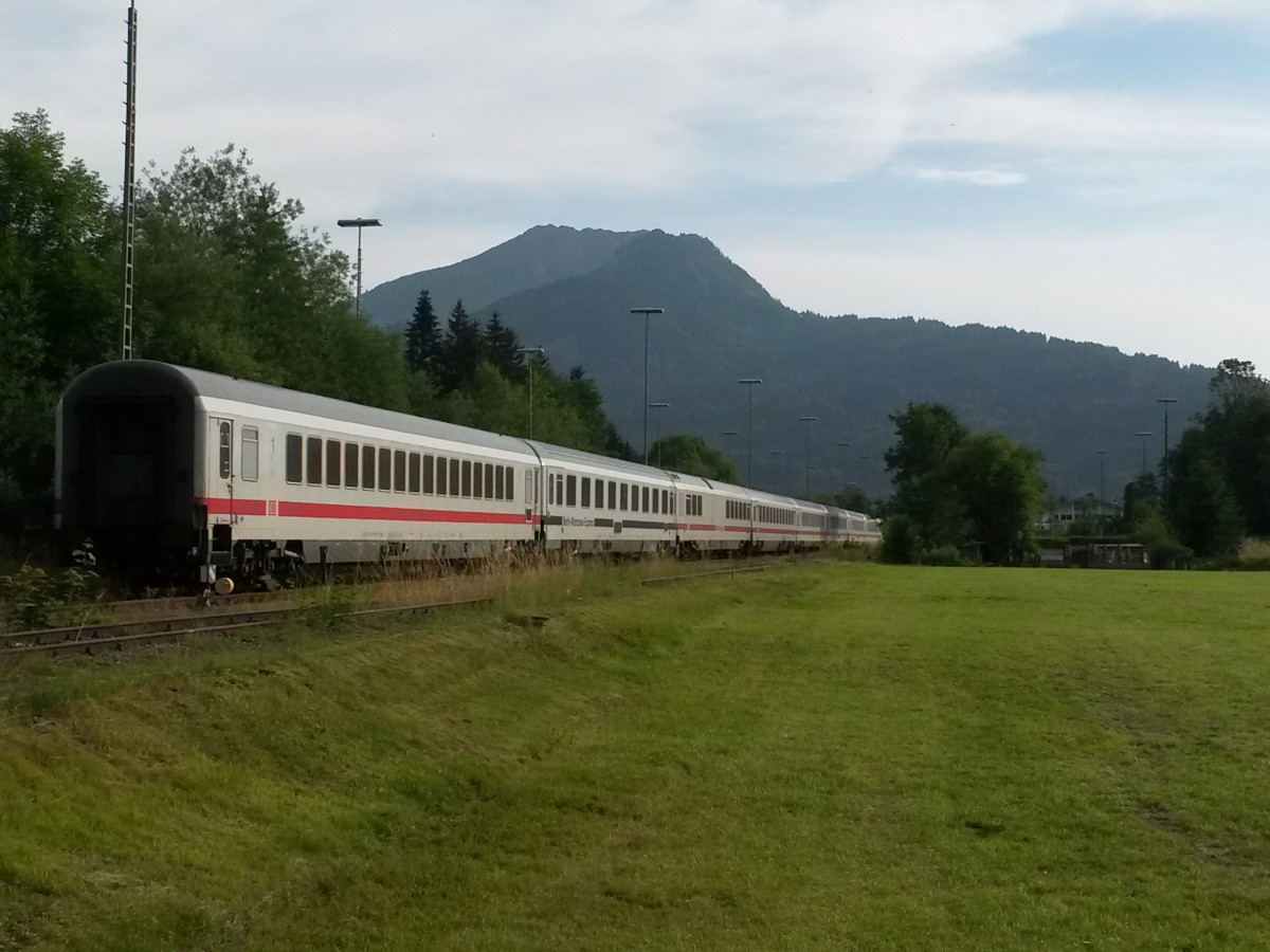 Der IC-Allgäu am 19.7.2014 im Abstellbahnhof von Oberstdorf mit dem 1.Klasse Wagen Berlin-Warszawa-Express.